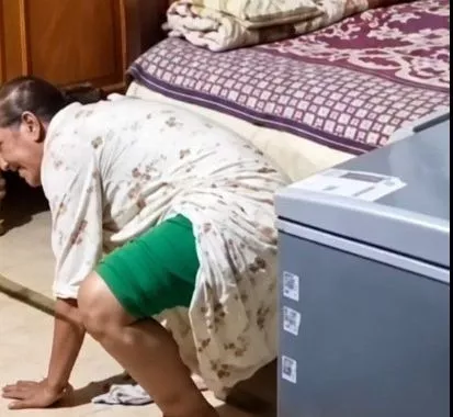شقيقتها ضربتها بالعصا وقصت شعرها، صراخ ودموع سيدة مسنة بالمحلة يثير الغضب (صور)