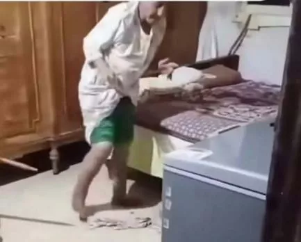 شقيقتها ضربتها بالعصا وقصت شعرها، صراخ ودموع سيدة مسنة بالمحلة يثير الغضب (صور)