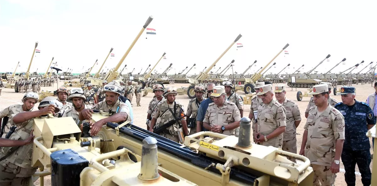 وزير الدفاع يشهد إجراءات تفتيش الحرب لأحد تشكيلات المنطقة الشمالية العسكرية (فيديو وصور)