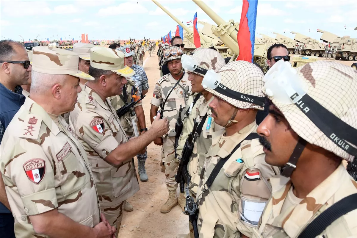 وزير الدفاع يشهد إجراءات تفتيش الحرب لأحد تشكيلات المنطقة الشمالية العسكرية (فيديو وصور)