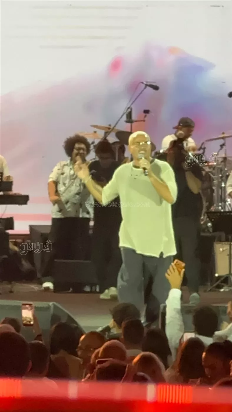 عمرو دياب يهنئ نجيب وسميح ساويرس وعمرو منسي بنجاح مهرجان الجونة (فيديو)