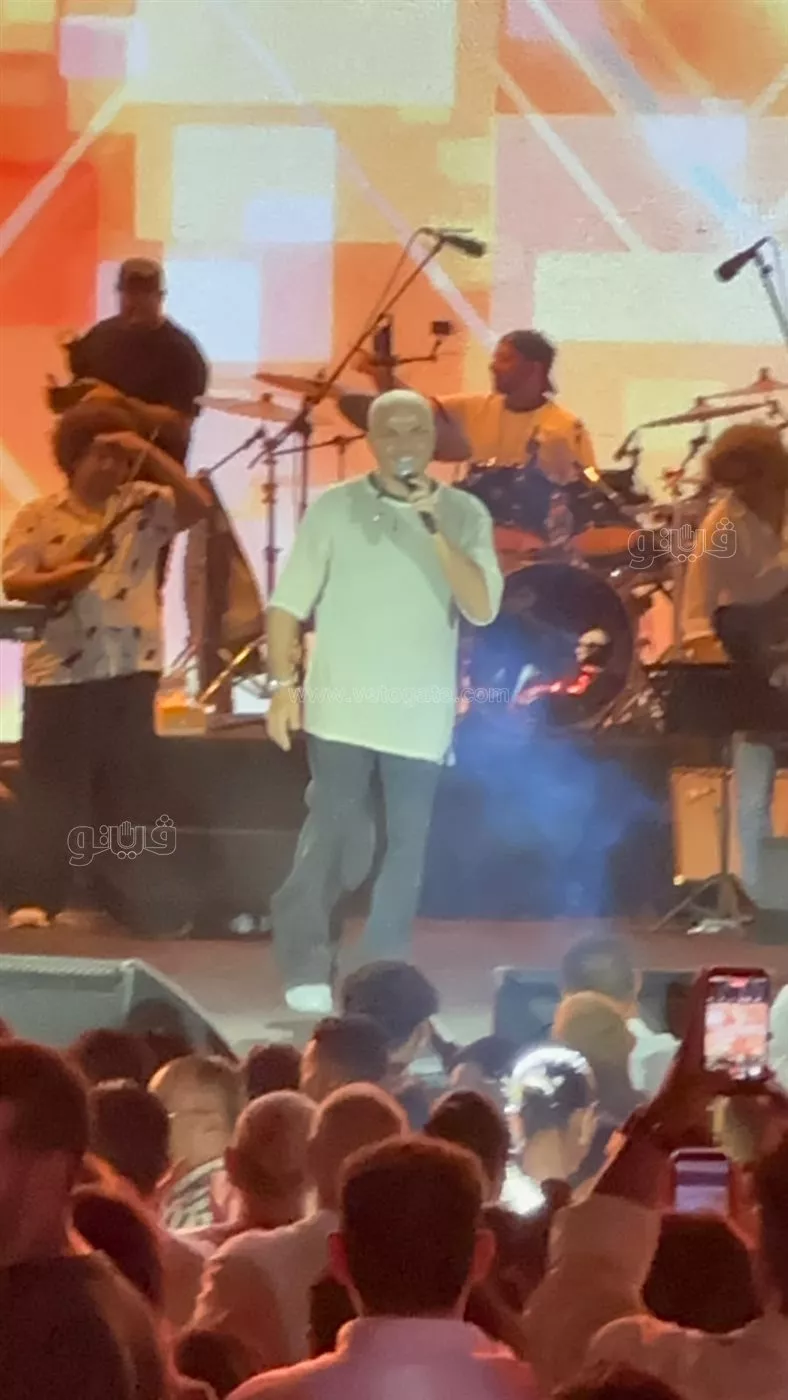 عمرو دياب يهنئ نجيب وسميح ساويرس وعمرو منسي بنجاح مهرجان الجونة (فيديو)