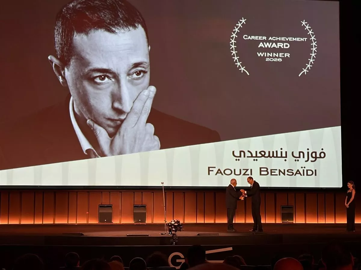 الجونة السينمائي يكرم فوزي بنسعيدي بالإنجاز الإبداعي، والمخرج يوجه رسالة لمصر