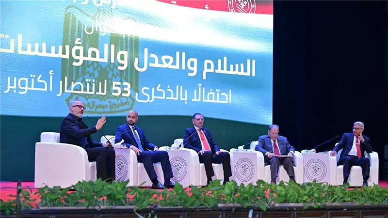 احتفالا بذكرى نصر أكتوبر، جامعة القاهرة تناقش مع طلابها مقومات الدولة القوية  