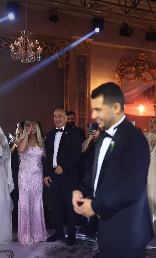 الفرحة مش سايعاها، شاهد ماذا فعلت زوجة إبراهيم حسن في حفل زفاف نجلها