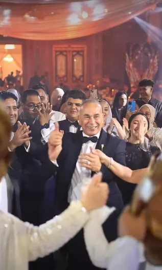 الفرحة مش سايعاها، شاهد ماذا فعلت زوجة إبراهيم حسن في حفل زفاف نجلها