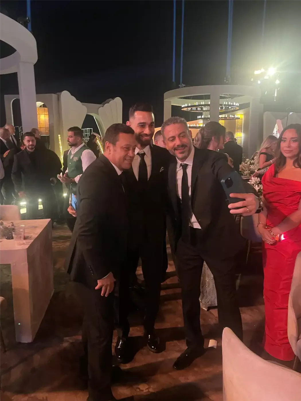 محمد رمضان وتامر حسني وأحمد سعد يشعلان زفاف مصطفى شوبير (فيديو)