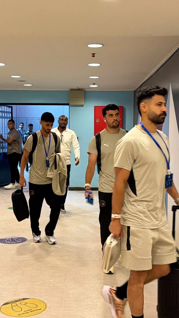 بيراميدز يصل استاد الدفاع الجوي استعدادا لمواجهة المريخ بنتيو بدوري أبطال أفريقيا (صور)