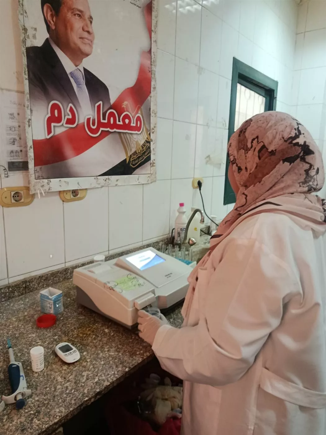 الكشف على 679 مواطنا خلال قافلة طبية بقرية حجازة قبلي في قنا