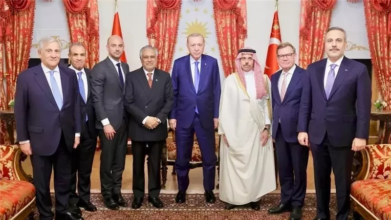 وزير الخارجية مع