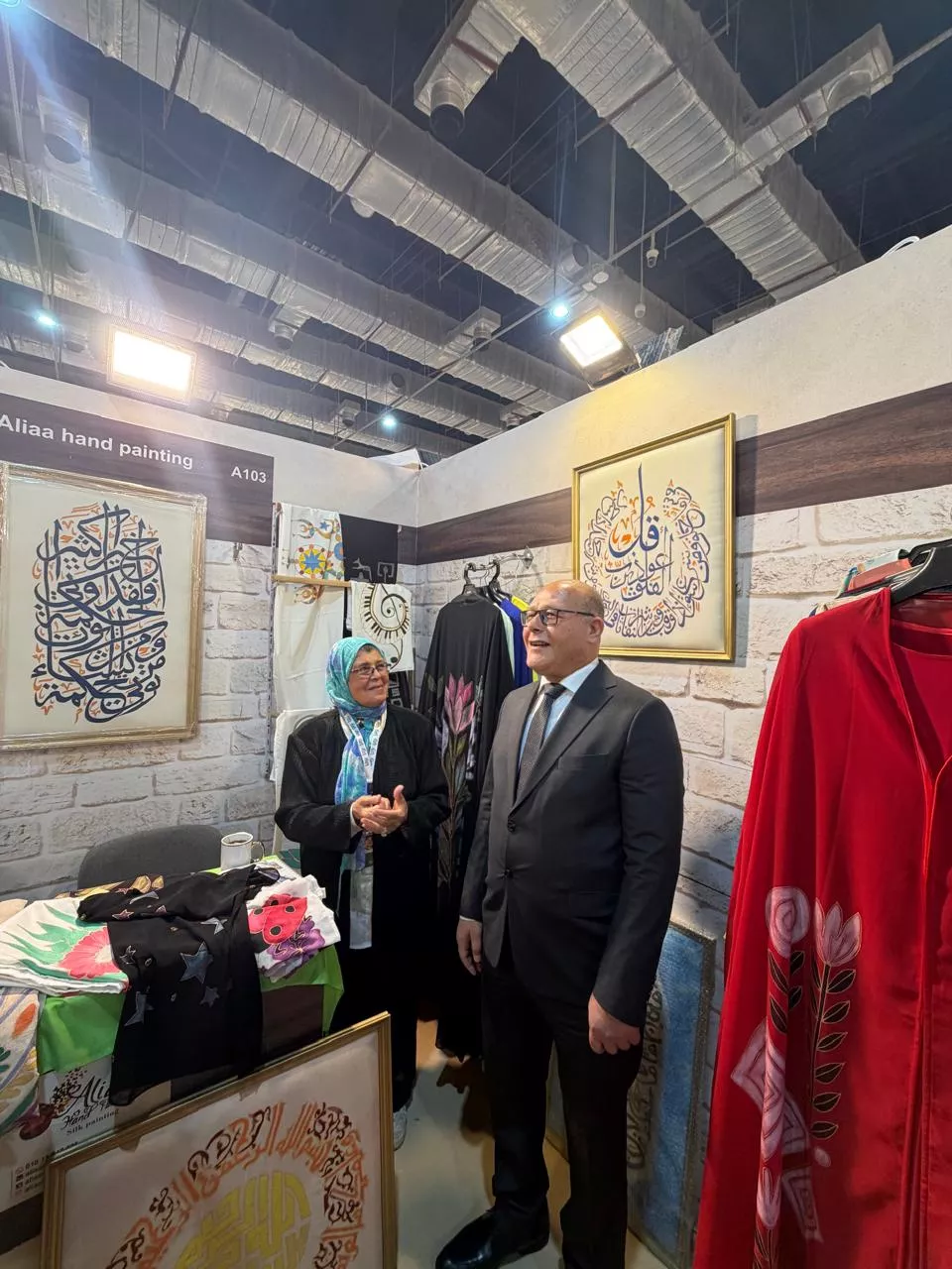 رئيس جامعة سوهاج يصطحب طلابه بجولة للتعرف على الحرف التراثية في معرض "تراثنا"