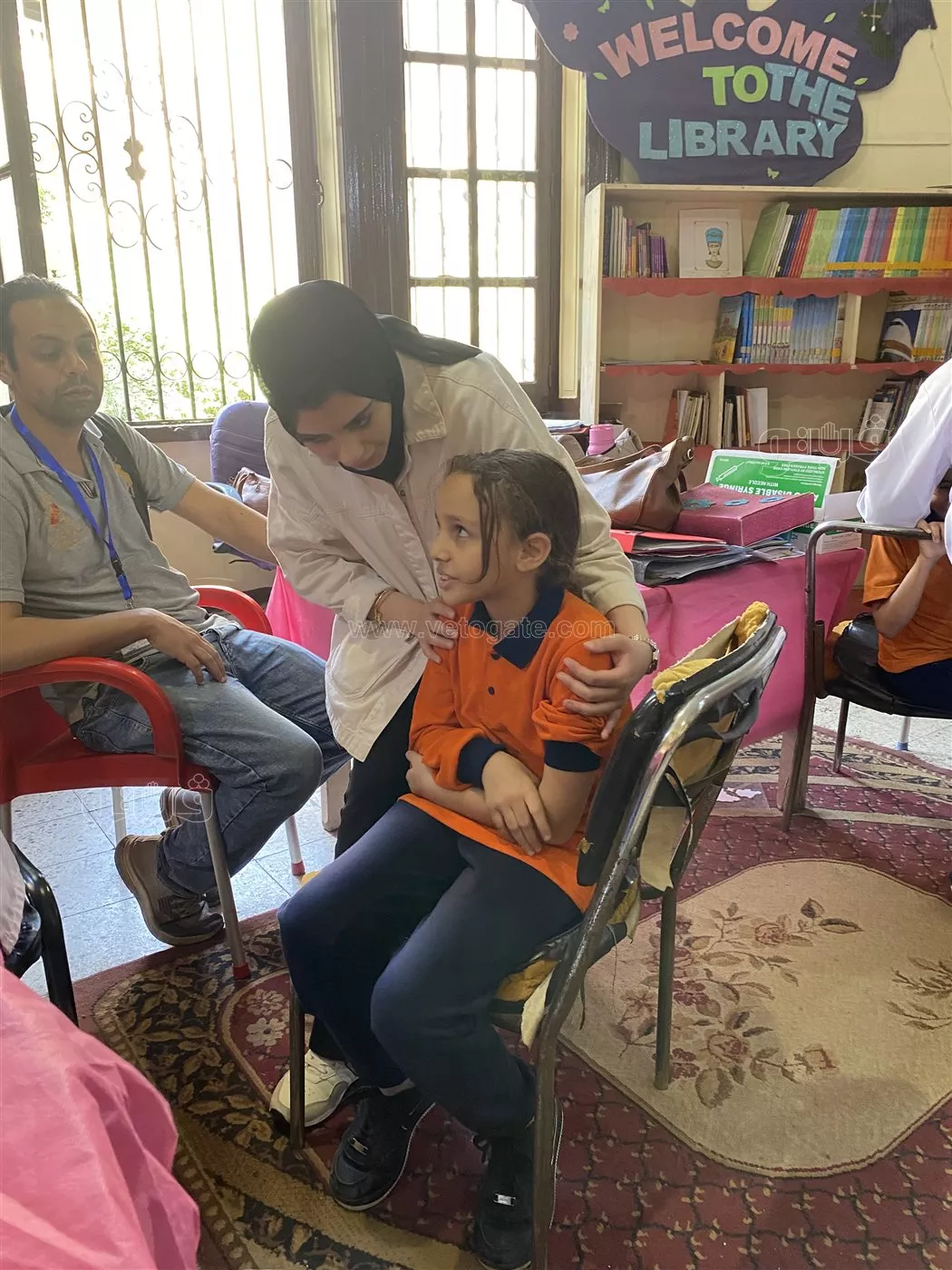 "ضحكة بدل البكاء"، ممرضة تكسر حاجز الخوف لدى الأطفال قبل تطعيم حقنة الحصبة (فيديو)