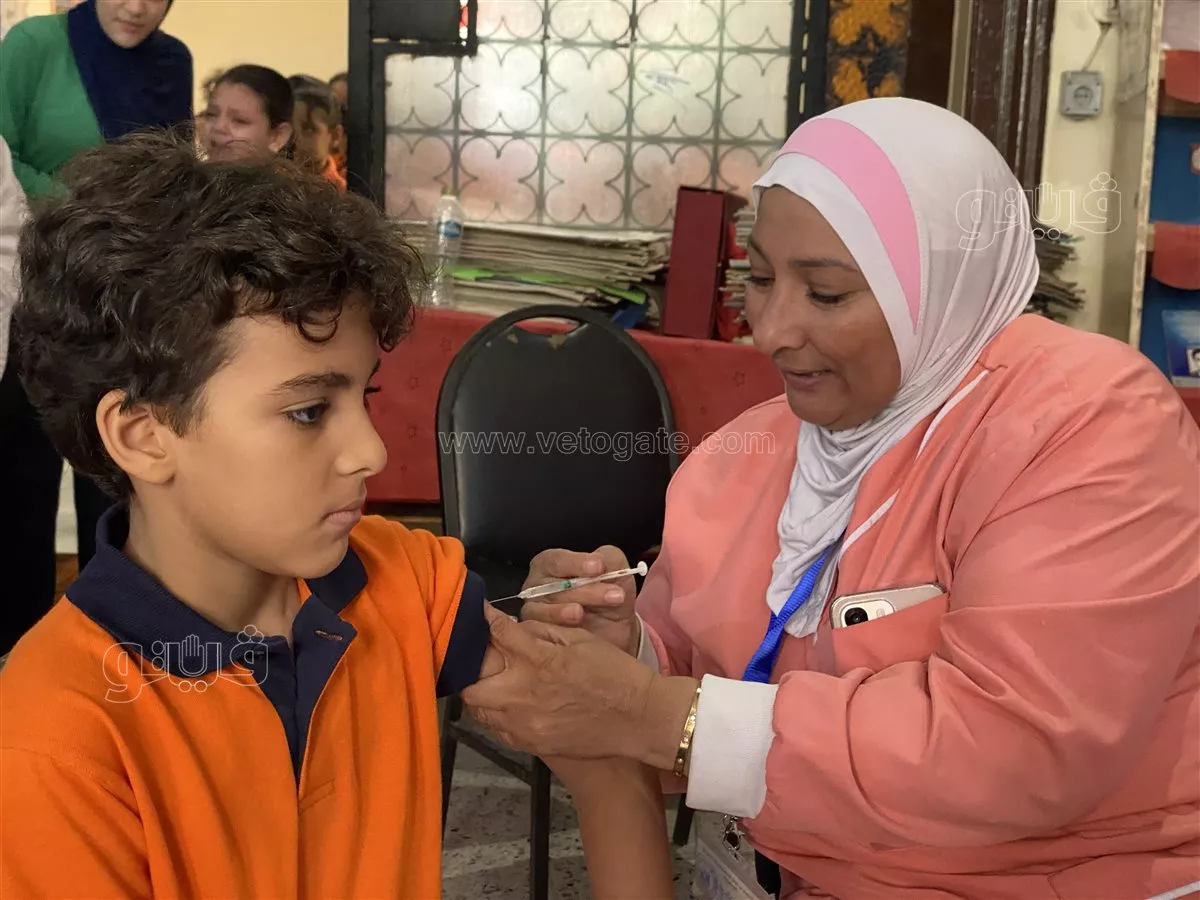 "ضحكة بدل البكاء"، ممرضة تكسر حاجز الخوف لدى الأطفال قبل تطعيم حقنة الحصبة (فيديو)