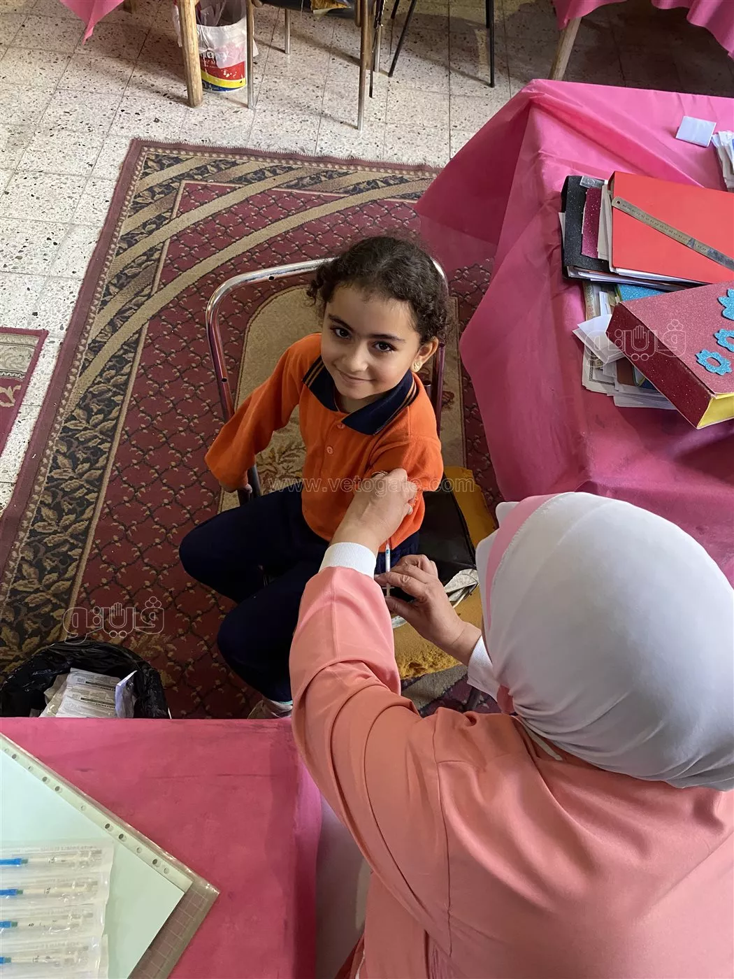 "ضحكة بدل البكاء"، ممرضة تكسر حاجز الخوف لدى الأطفال قبل تطعيم حقنة الحصبة (فيديو)