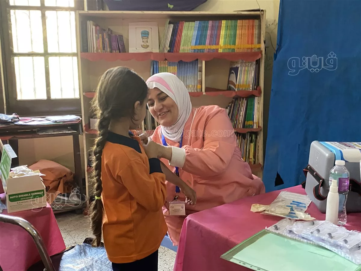 "ضحكة بدل البكاء"، ممرضة تكسر حاجز الخوف لدى الأطفال قبل تطعيم حقنة الحصبة (فيديو)