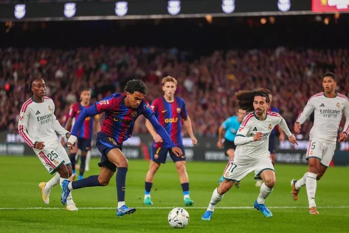 ريال مدريد يحسم الكلاسيكو بالفوز على برشلونة 2-1 ويشعل الليجا (فيديو وصور)