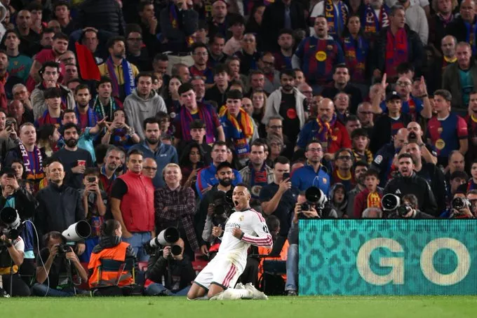 ريال مدريد يحسم الكلاسيكو بالفوز على برشلونة 2-1 ويشعل الليجا (فيديو وصور)