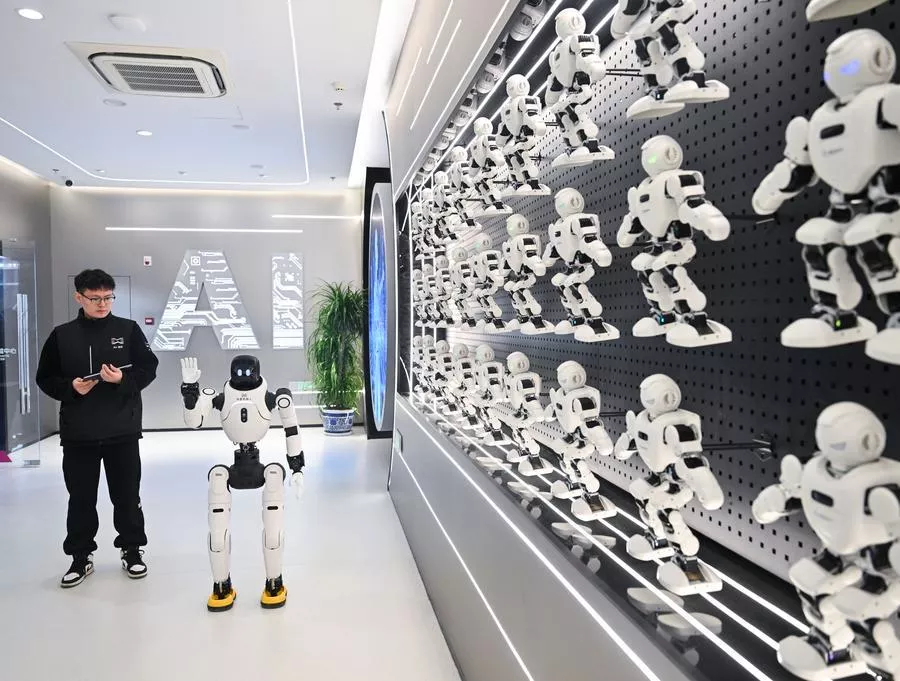 في الصورة الملتقطة يوم 4 ديسمبر 2025، روبوت شبيه بالبشر يحيّي الزوار في مركز للوكلاء الأذكياء بمدينة نانجينغ، حاضرة مقاطعة جيانغسو في شرقي الصين. (شينخوا)