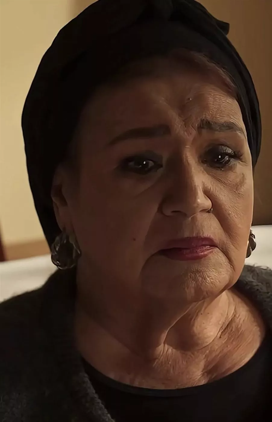 أم قاسية تترك جروحا في حياة منى زكي، إشادات بأداء ميمي جمال في "طالع نازل"