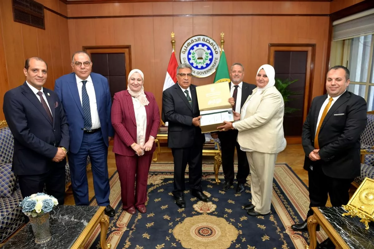 محافظ الدقهلية يستقبل وفد البنك الزراعي لتقديم مساعدات بـ900 ألف جنيه للأسر الأولى بالرعاية