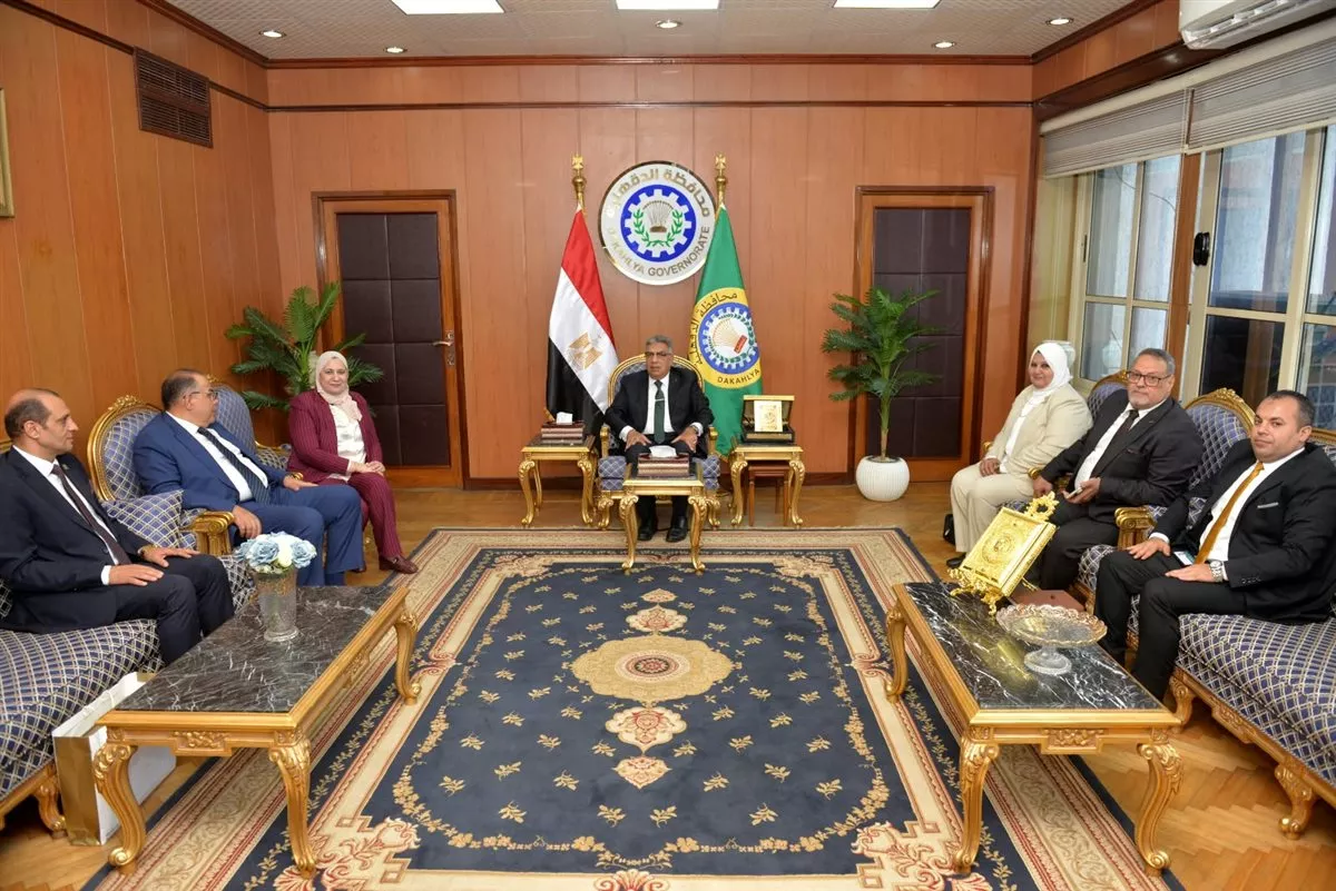 محافظ الدقهلية يستقبل وفد البنك الزراعي لتقديم مساعدات بـ900 ألف جنيه للأسر الأولى بالرعاية