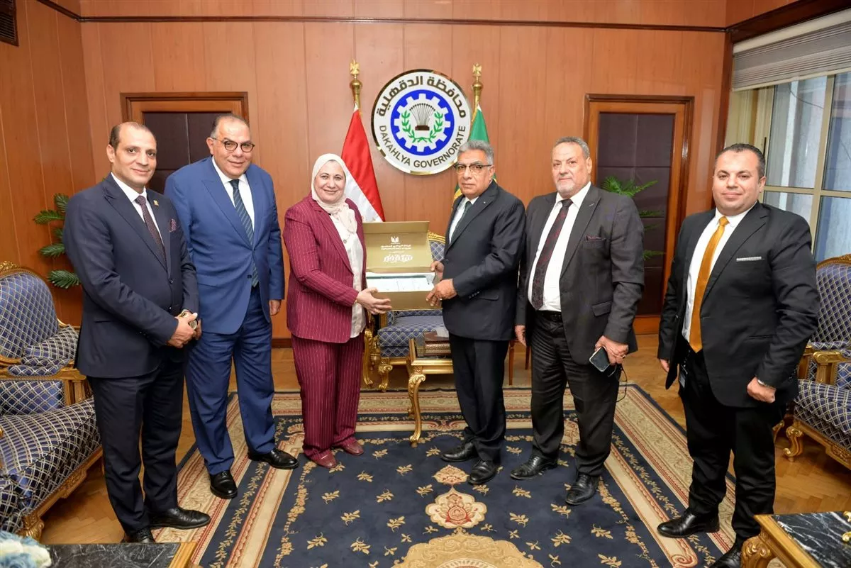 محافظ الدقهلية يستقبل وفد البنك الزراعي لتقديم مساعدات بـ900 ألف جنيه للأسر الأولى بالرعاية