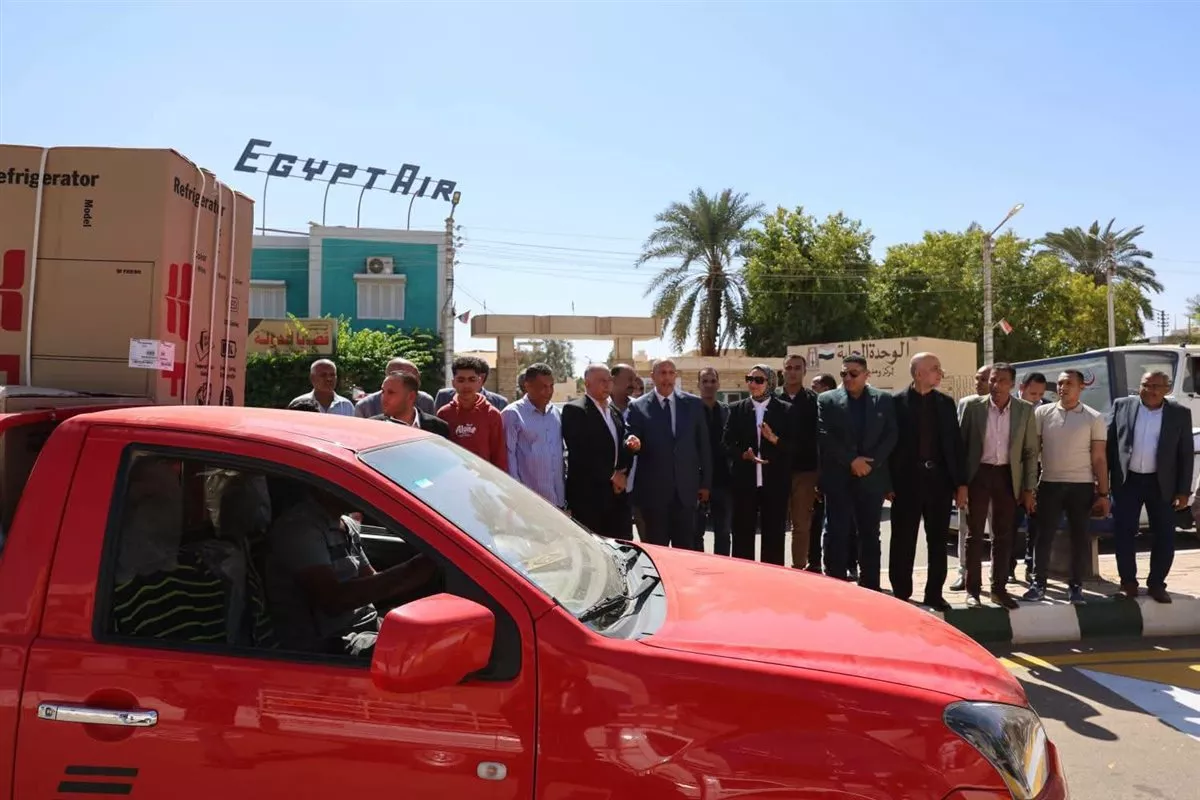 محافظ الوادي الجديد تشهد تجهيز 50عروسًا بالداخلة وبلاط