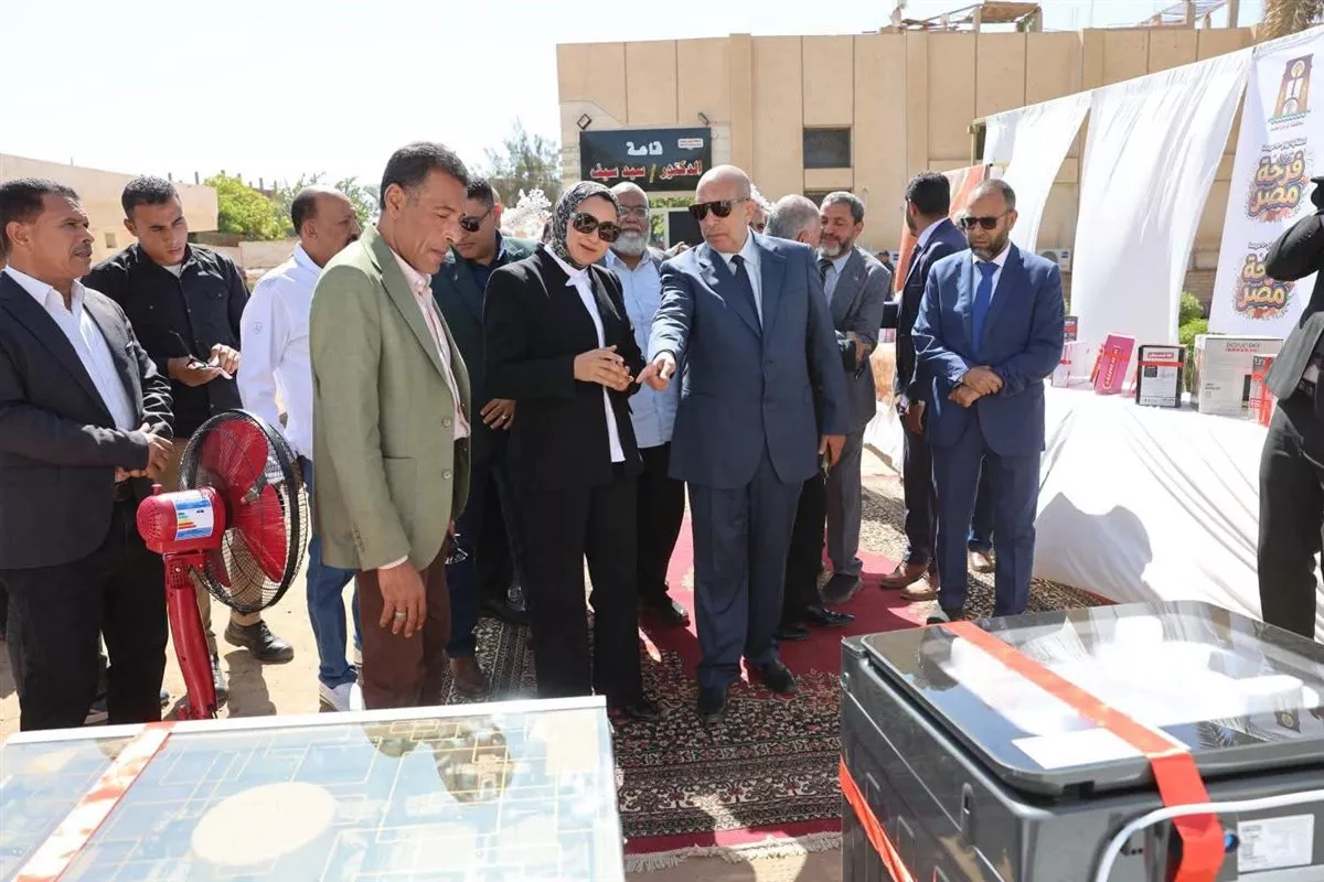 محافظ الوادي الجديد تشهد تجهيز 50عروسًا بالداخلة وبلاط
