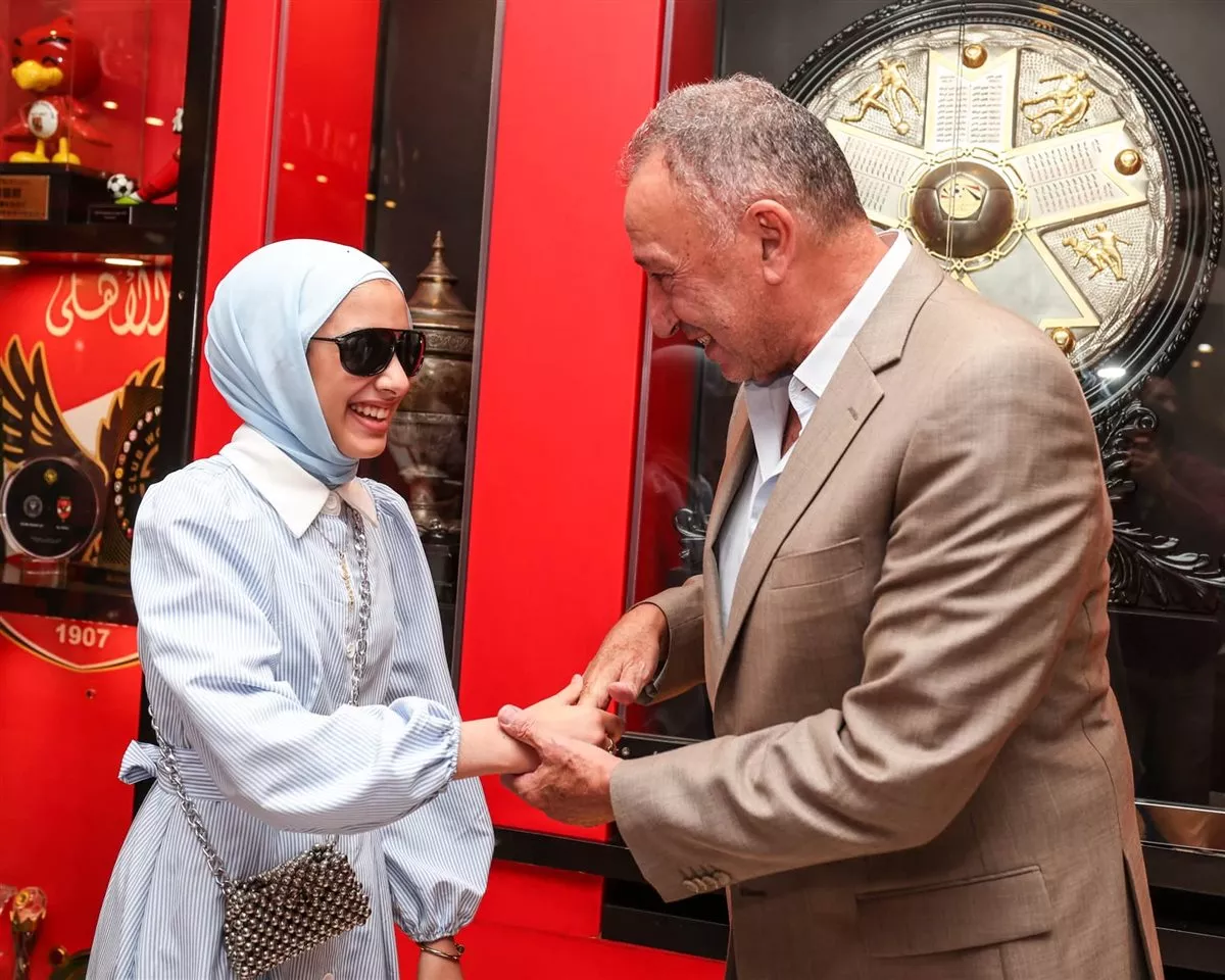 محمود الخطيب يستقبل مشجعي الأهلي من ذوي الهمم ويهديهم قمصان النادي (صور)