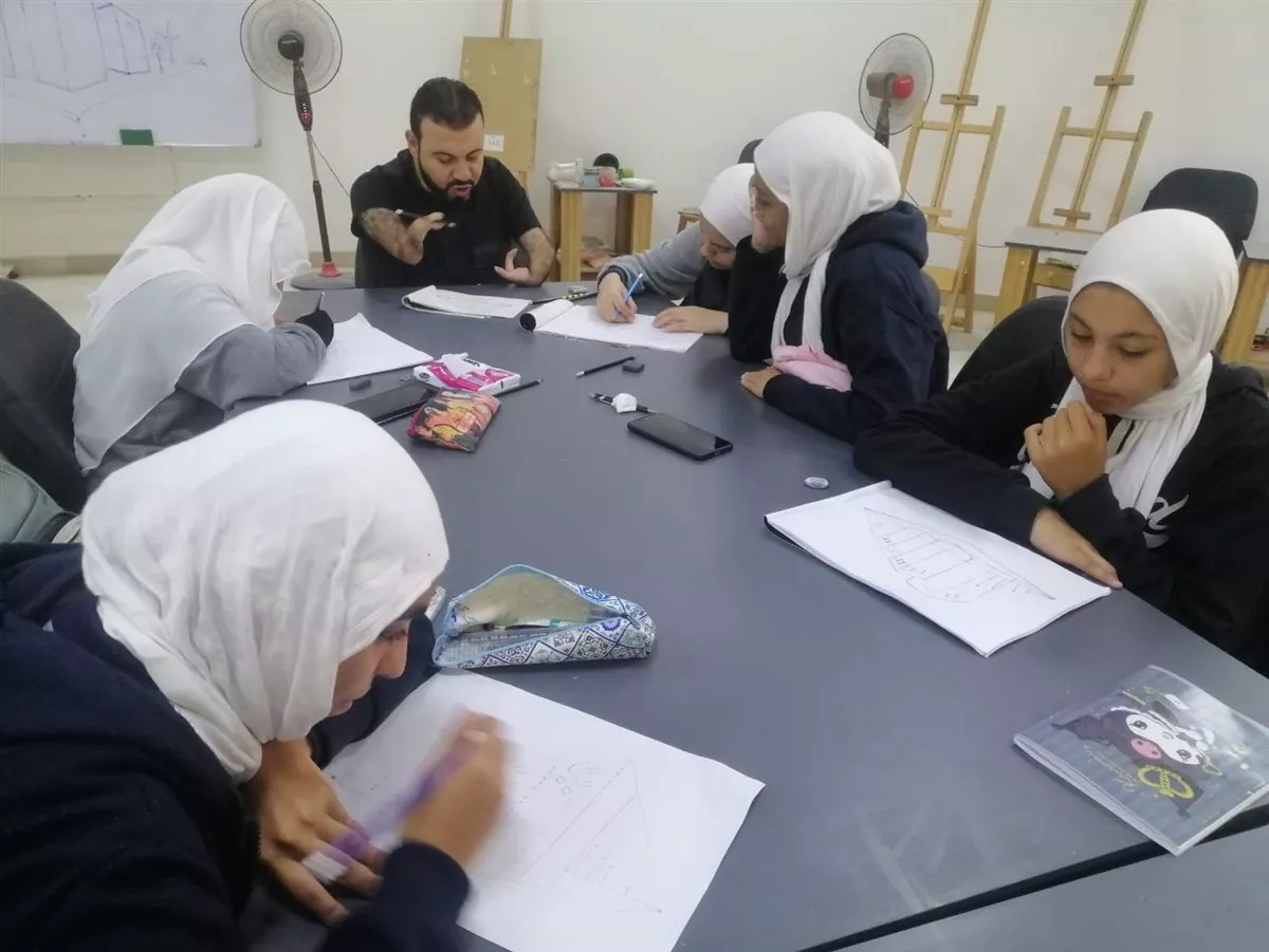 "من أساسيات الرسم إلى أسرار الخزف"، مجمع 15 مايو للفنون يلهم عقول النشء والشباب
