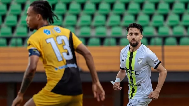 المغرب الفاسي يخطف فوزًا مثيرًا خارج ملعبه من أسيك ويتأهل إلى مجموعات دوري أبطال أفريقيا