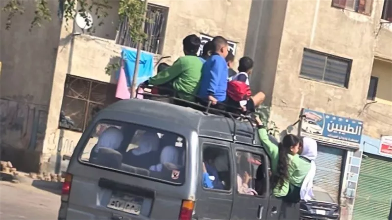 أطفال فوق سطح سيارة سوزوكي، الأمن يفحص فيديو نقل تلاميذ بطريقة خطرة في النهضة   
