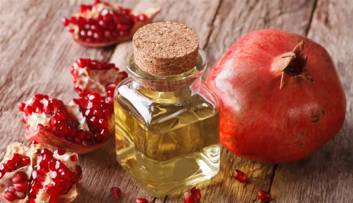 فوائد زيت الرمان للبشرة