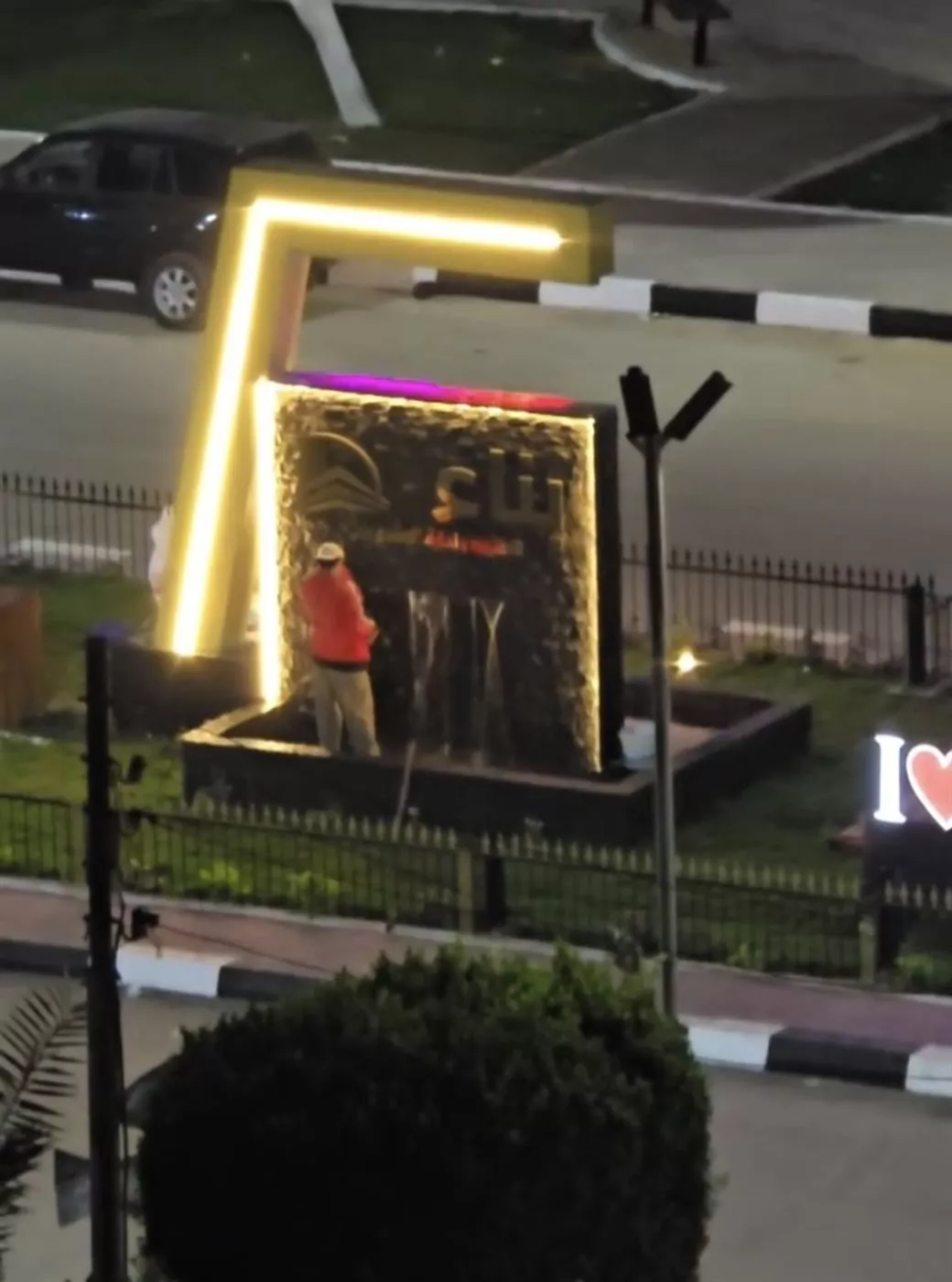 أحد المواطنين خلال عبثه بنافورة الميدان