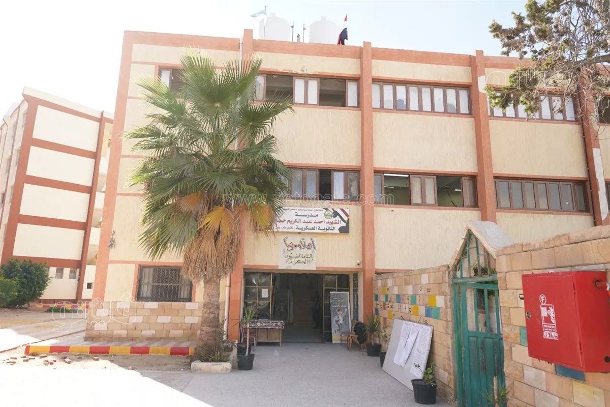 محافظ مطروح يتابع انتظام الدراسة بالمدارس الثانوية ويراجع سجلات الغياب