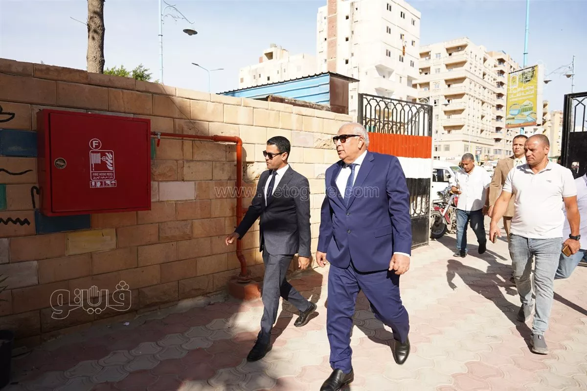 محافظ مطروح يتابع انتظام الدراسة بالمدارس الثانوية ويراجع سجلات الغياب