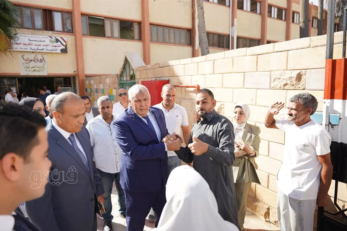 محافظ مطروح يتابع انتظام الدراسة بالمدارس الثانوية ويراجع سجلات الغياب