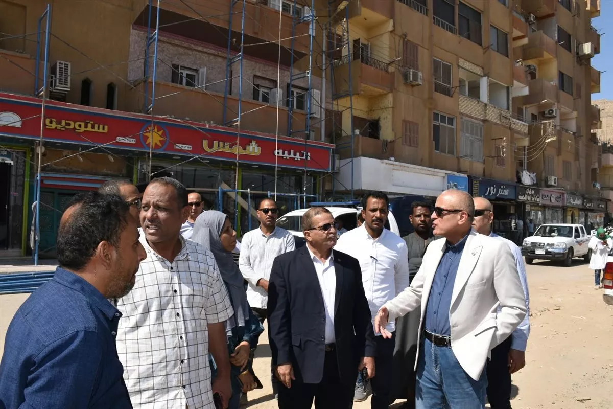 محافظ الأقصر يتابع الأعمال النهائية لتطوير كورنيش إسنا