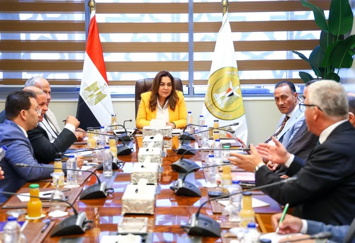 وزيرة التنمية المحلية تبحث 52 طلبا لنواب المنيا وقنا