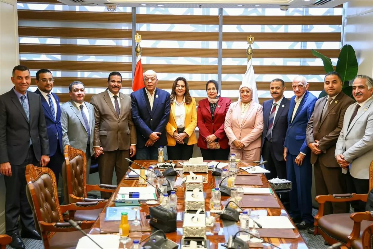 وزيرة التنمية المحلية تبحث 52 طلبا لنواب المنيا وقنا
