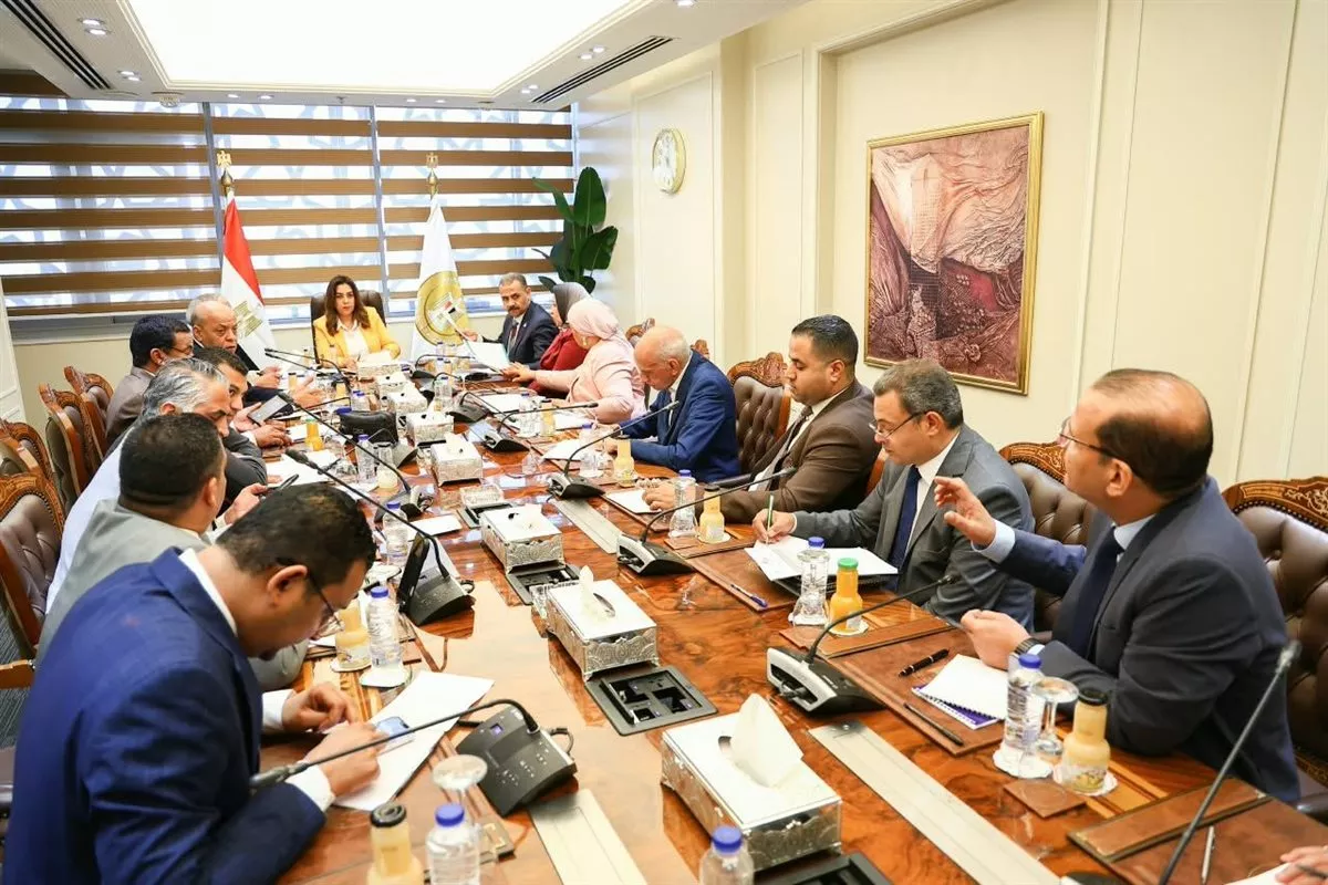 وزيرة التنمية المحلية تبحث 52 طلبا لنواب المنيا وقنا