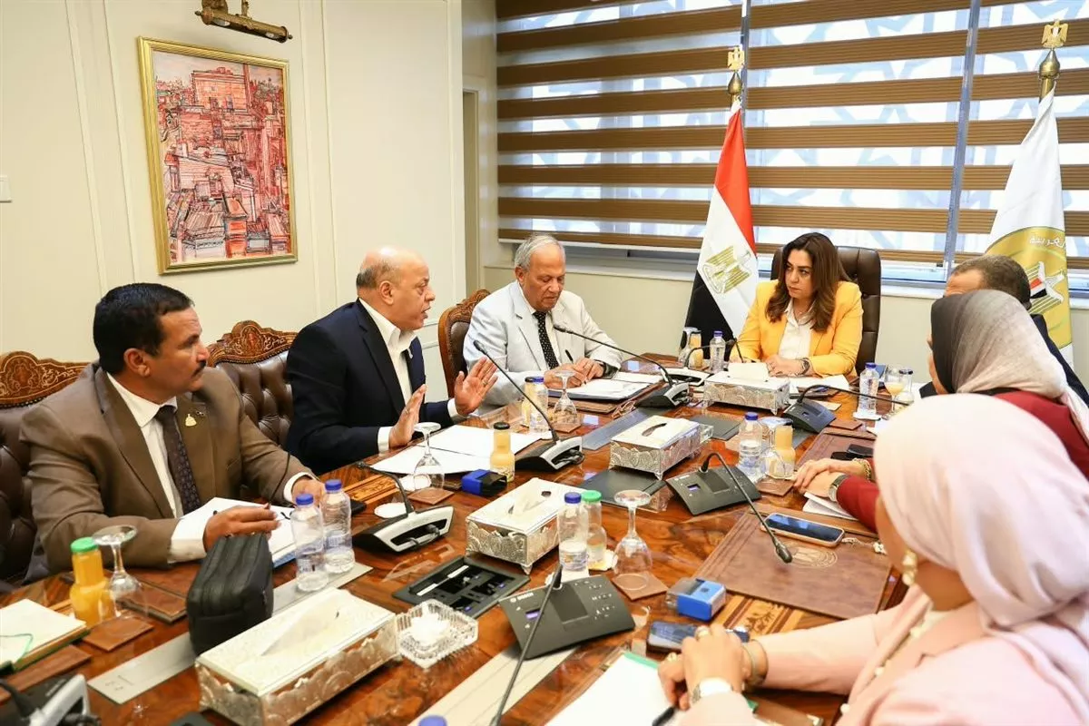 وزيرة التنمية المحلية تبحث 52 طلبا لنواب المنيا وقنا