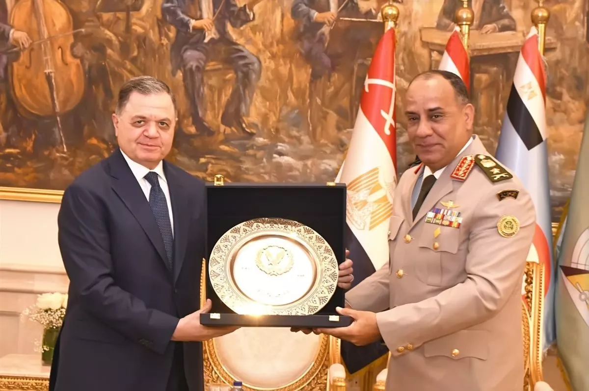 وزير الداخلية يزور القيادة العامة للقوات المسلحة ويهدي الفريق أشرف سالم درع الشرطة