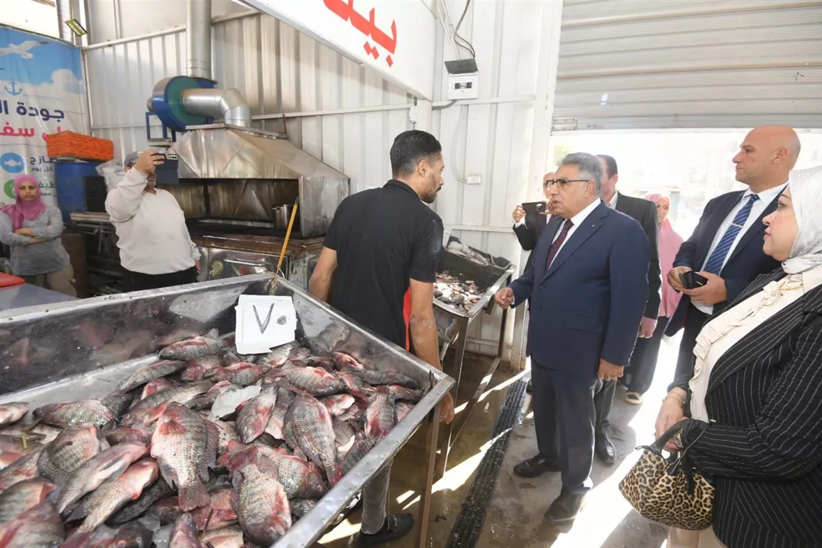 محافظ الدقهلية يتفقد السوق الحضاري بميت غمر ويوجه بمتابعة الأسعار وتوافر السلع