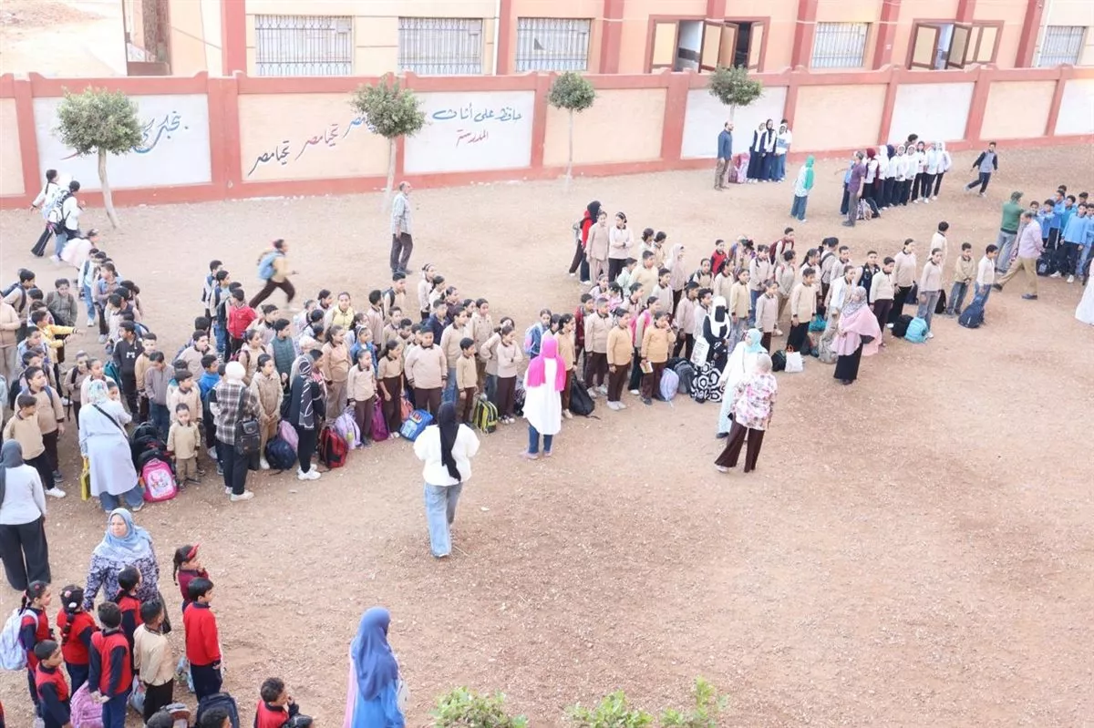 وكيل التعليم بالدقهلية يتابع انتظام الدراسة بمدرسة ميت غمر ويوجه بزيادة المساحات الخضراء