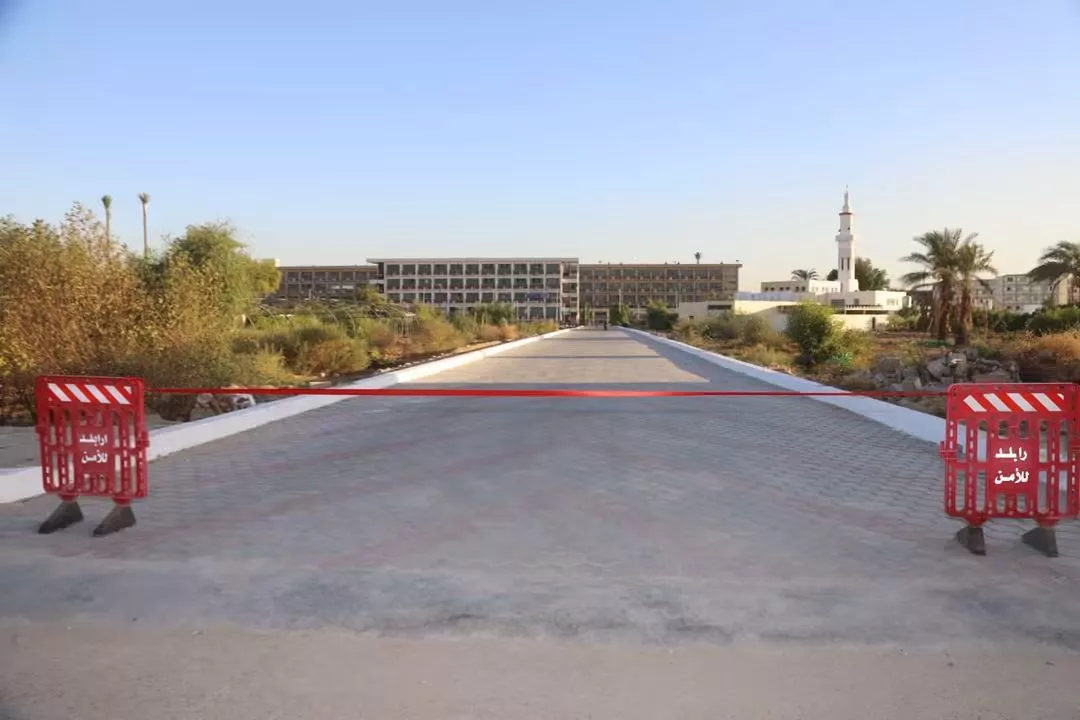 رئيس جامعة قنا يفتتح طريقين جديدين لتعزيز الربط بين الكليات والمستشفيات (صور)