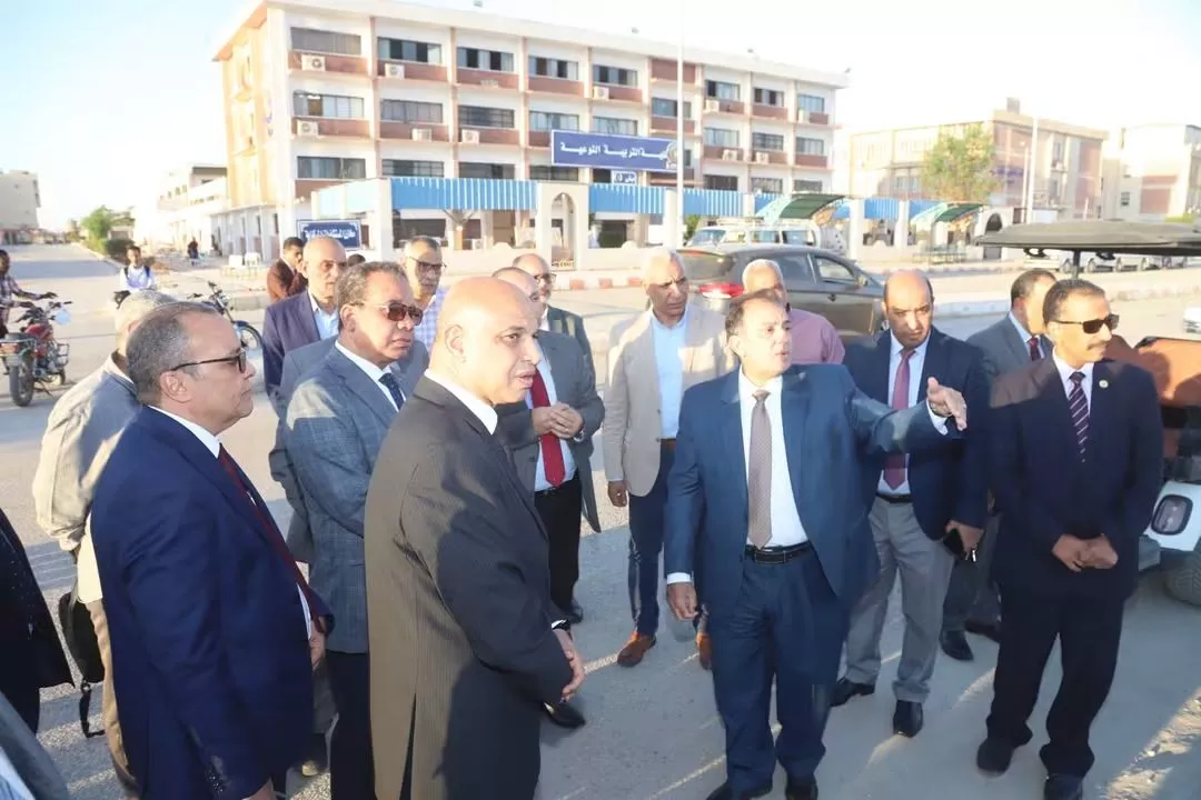 رئيس جامعة قنا يفتتح طريقين جديدين لتعزيز الربط بين الكليات والمستشفيات (صور)