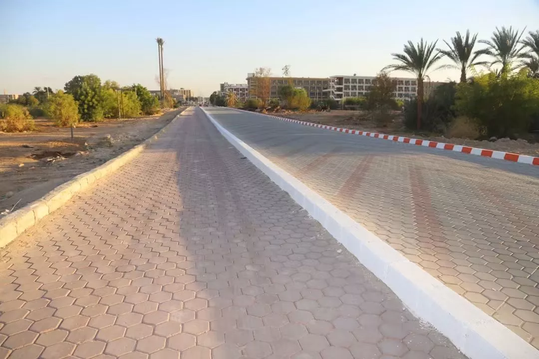 رئيس جامعة قنا يفتتح طريقين جديدين لتعزيز الربط بين الكليات والمستشفيات (صور)