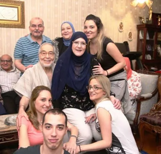 حسن يوسف وسط اسرته مع شمس البارودى