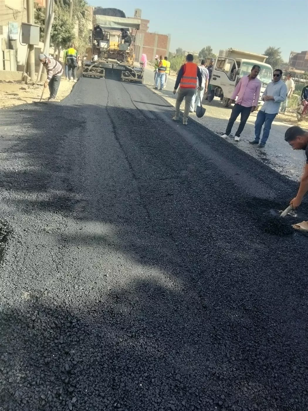 محافظ الغربية يتابع أعمال رصف طريق السنطة البلد
